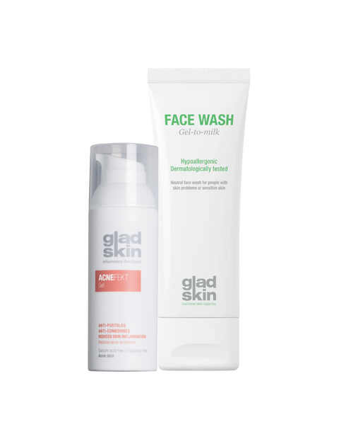 Lady applying Acnefekt Gel on face